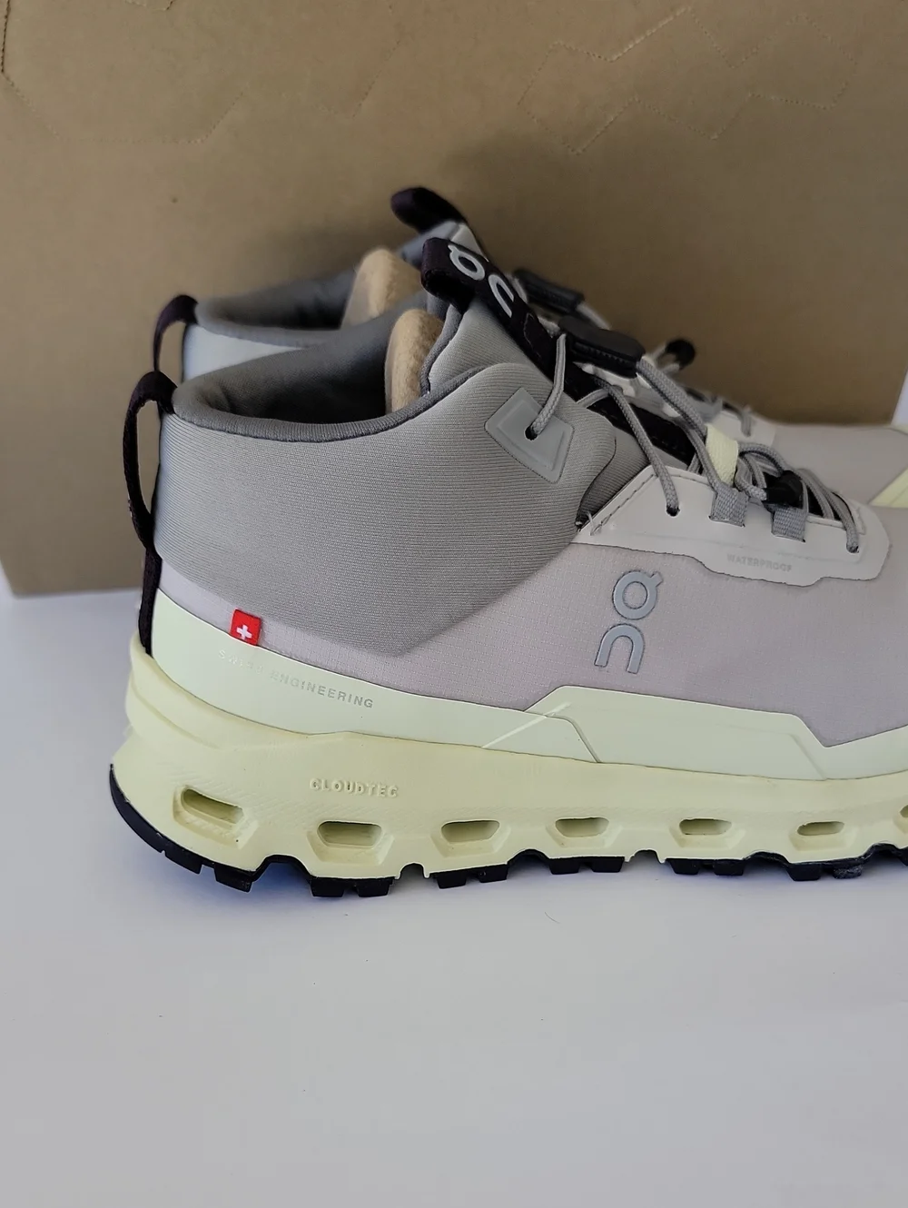 On Cloudhero Mid Waterproof Silver Seedling Mid Top Kids Sneakers 3.5
